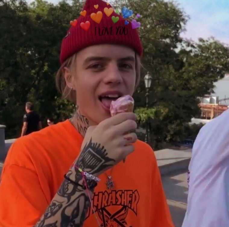 Глеб Голубин улыбается