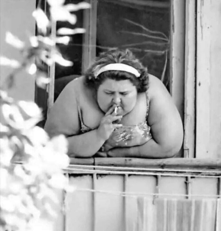 Толстая тетка на балконе