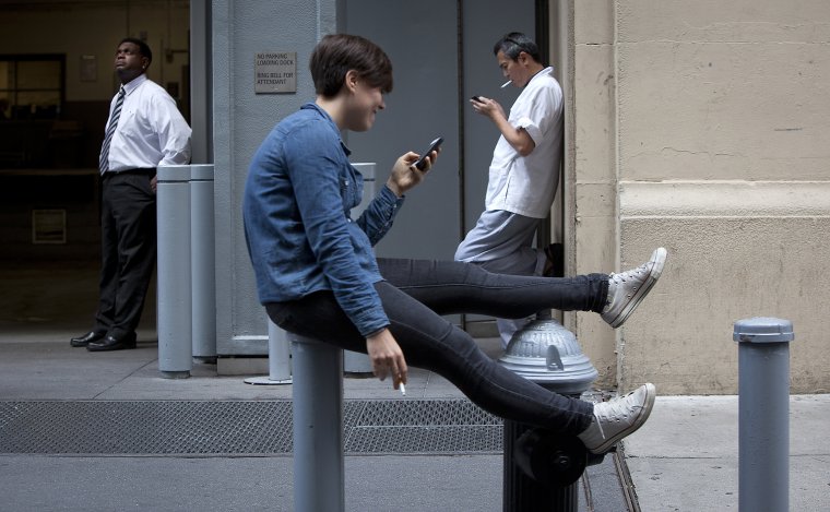 Курящие люди на улице