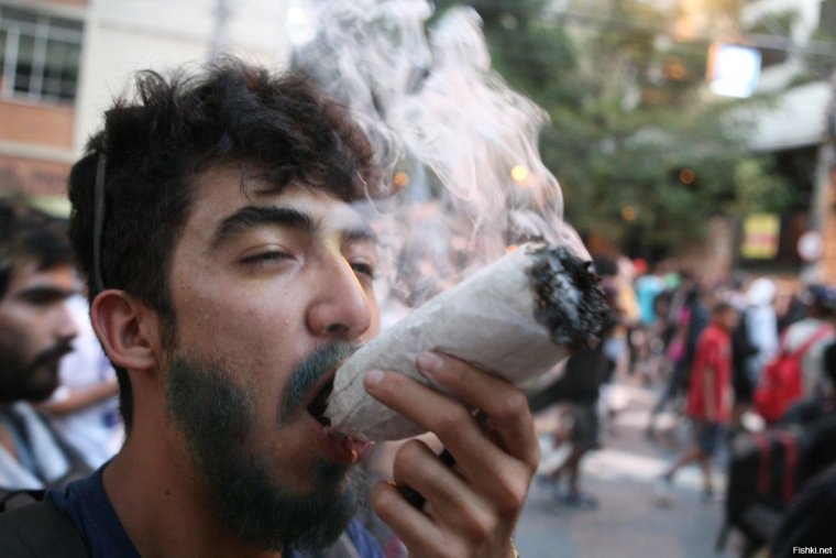 Человек с косяком