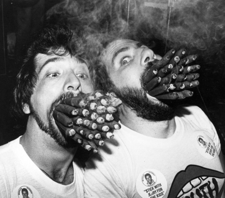 Человек с кучей сигарет во рту