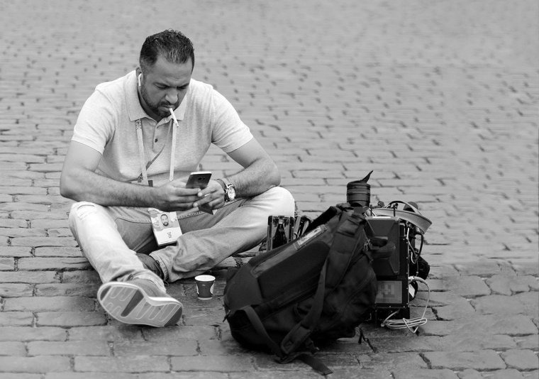 Парень на перекуре фото