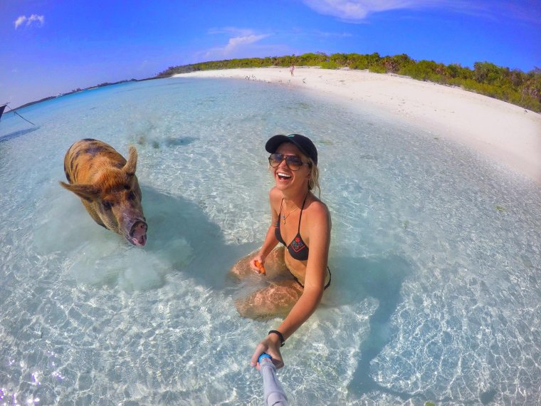 Девушка на острове смешно