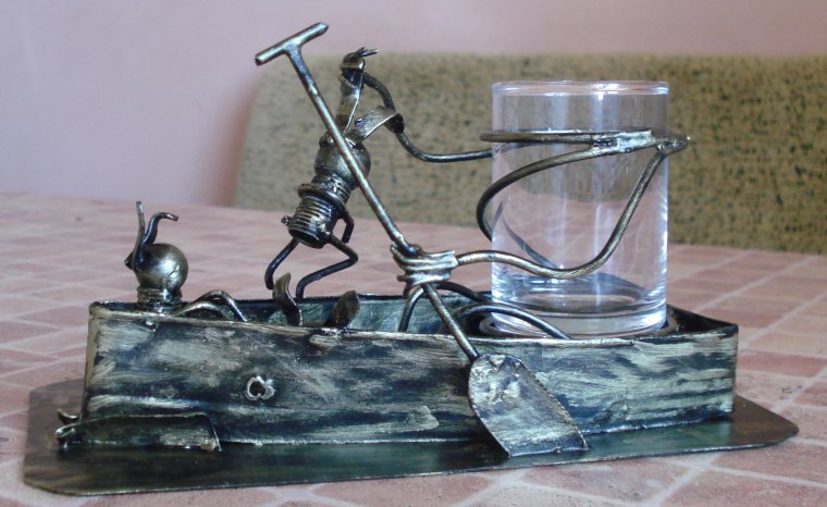 Памятник стакану