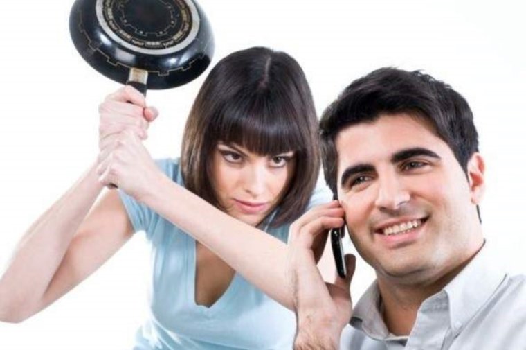 Парень ревнует девушку