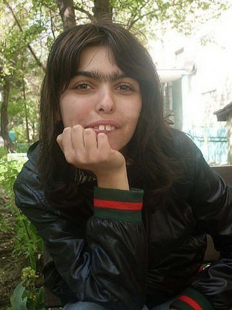 Кавказская женщина с монобровью