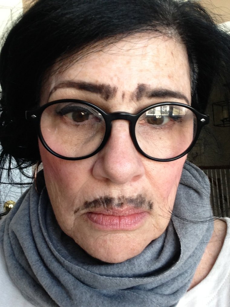 Женщина с усами и бровями