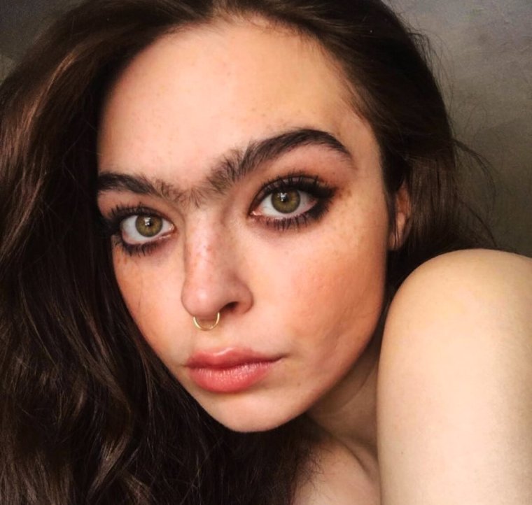 Грузинка с бровями