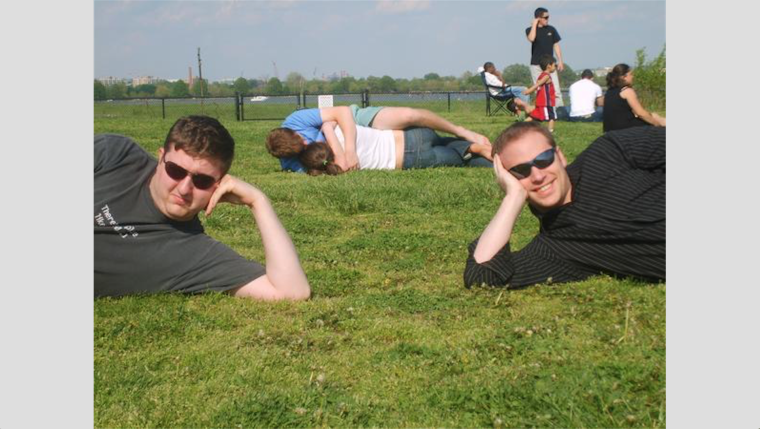 Парень на заднем плане