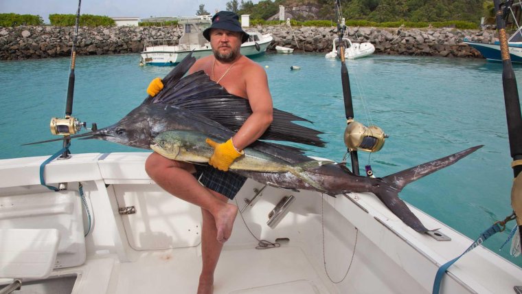 Парень с девушкой на рыбалке