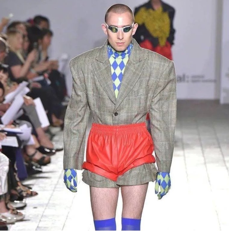 Трусы поверх одежды