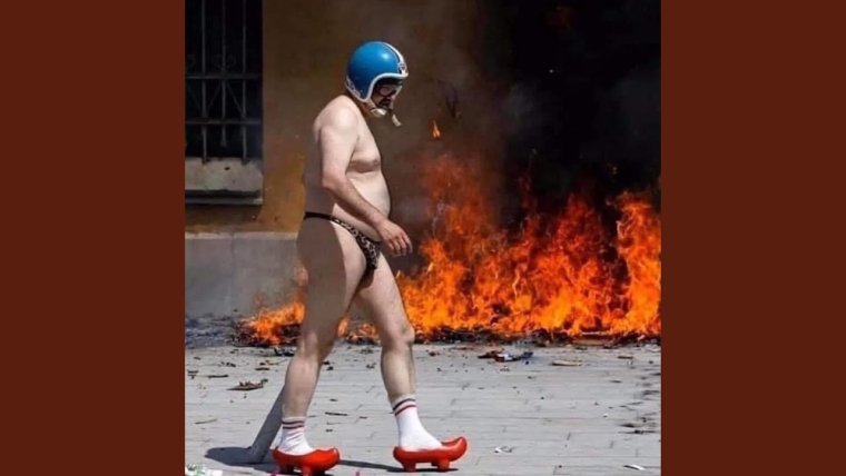 В трусах и каске