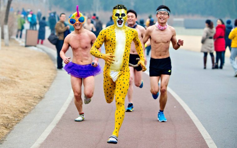 Бегуны в костюмах