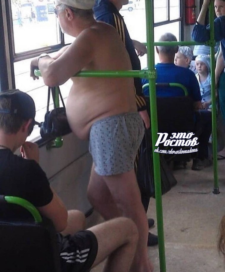 Мужчина в трусах в автобусе