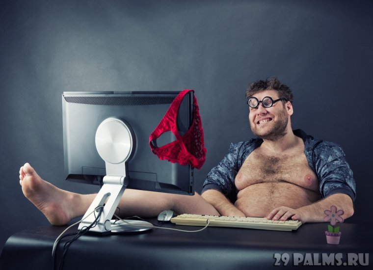 Мужчина смешной за компьютером