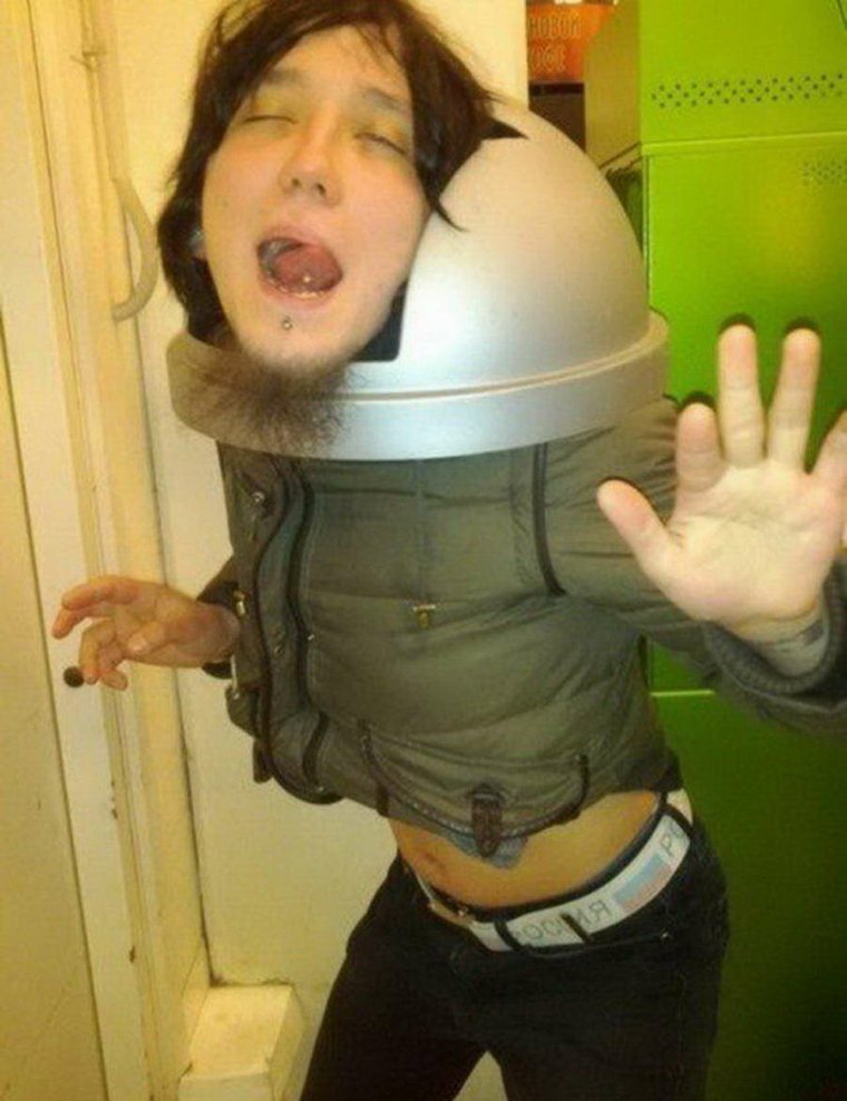 Мужчина в костюме пчелы