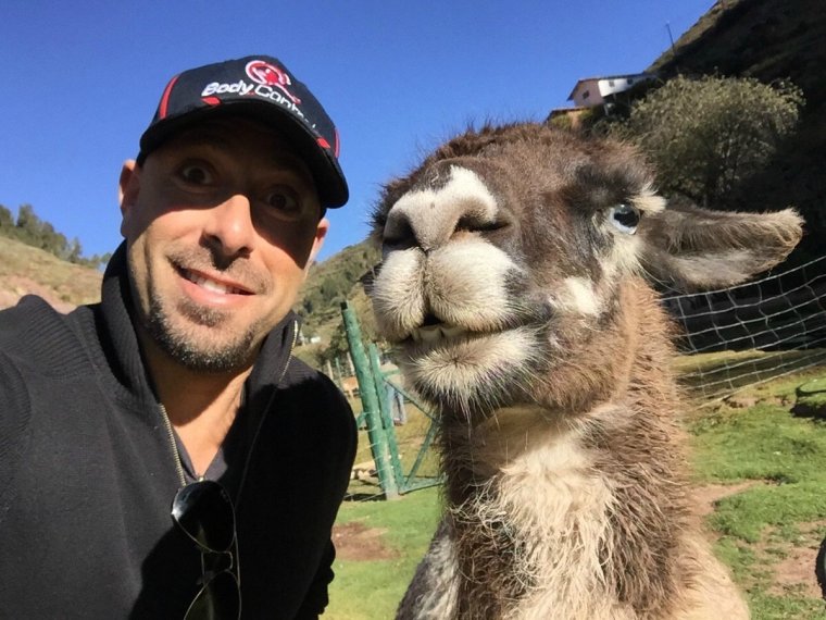 Смешной молодой человек