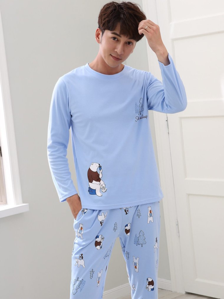 Человек в пижаме лежит