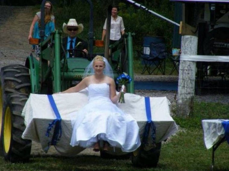 Деревенская свадьба на тракторе
