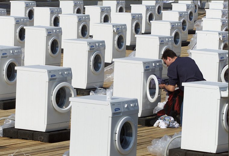 Мужчина и стиральная машина