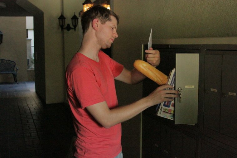 Человек с багетом