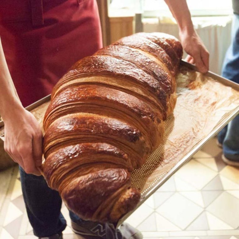 Огромный круассан