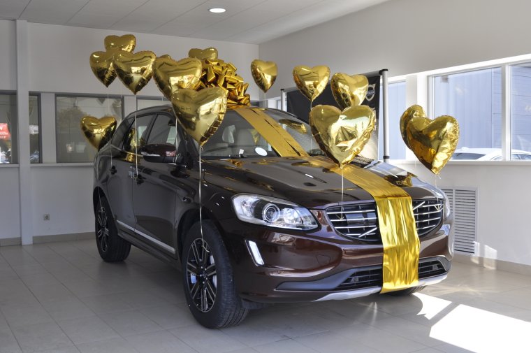 Украшение машины шарами