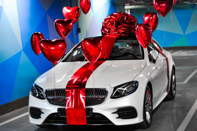 Машина в подарок с бантом