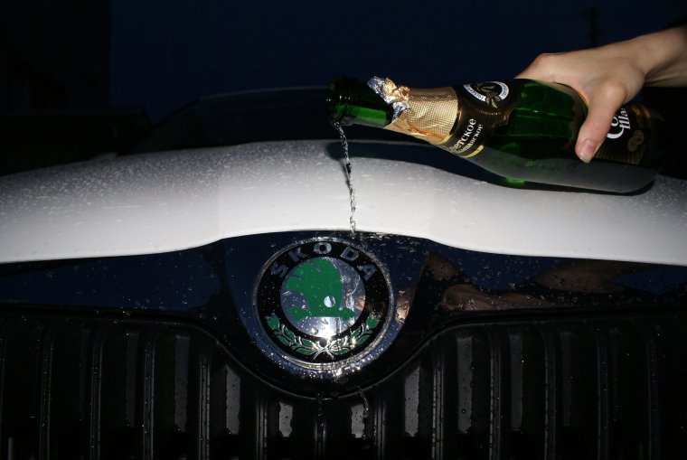 Бутылка шампанского в машине