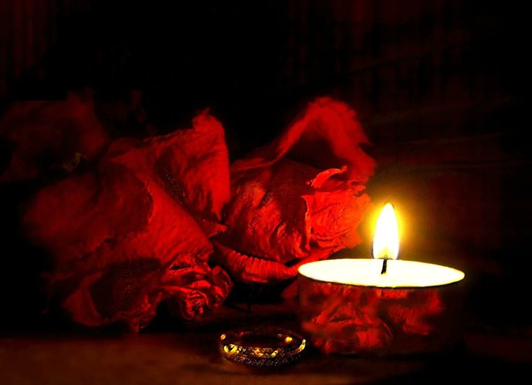 Красные розы и свечи