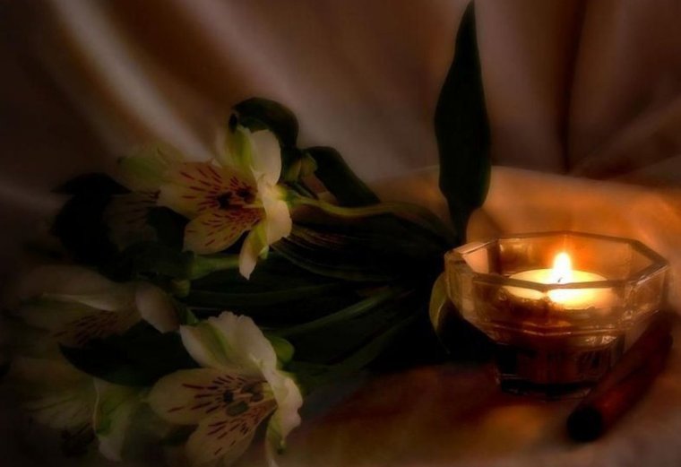 Похоронные цветы и свечи