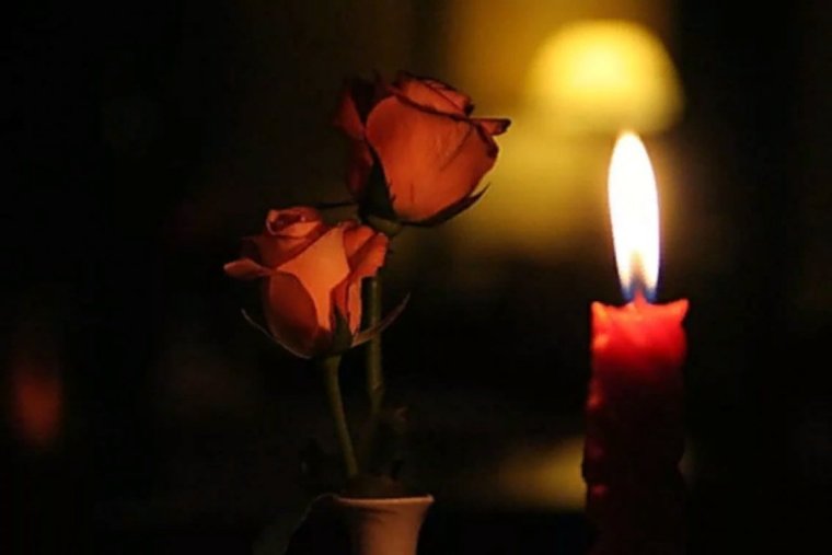 Траурные свечи и цветы