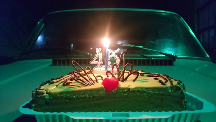 Торт с прической из ягод