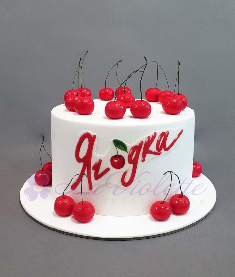 Клубника в тарелке