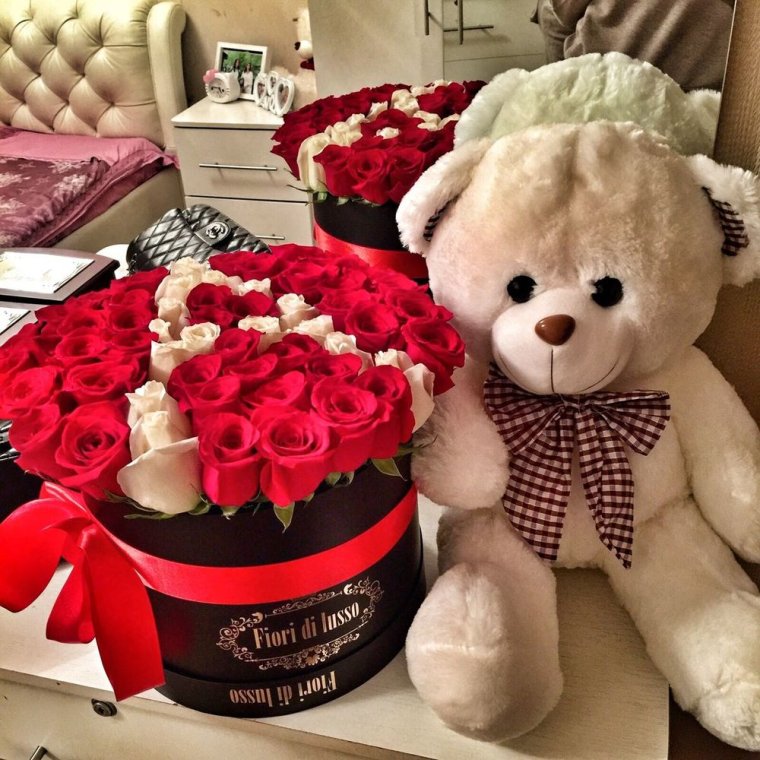 Поздравить с днём рождения женщину