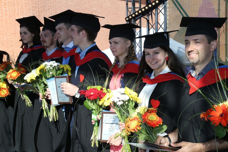 Поздравляем выпускников вуза