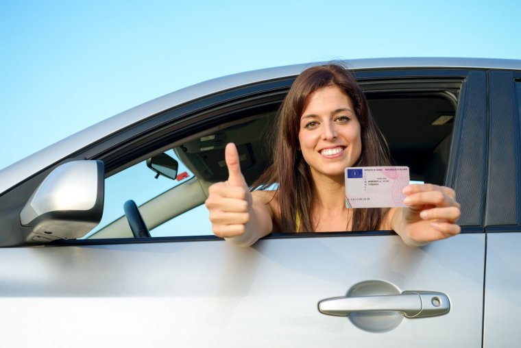 Девушка с правами в машине