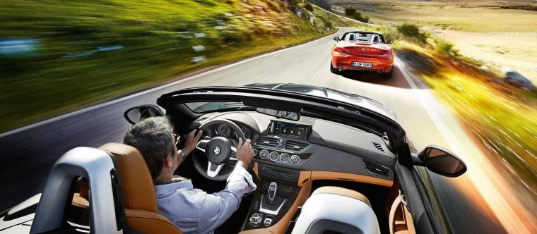 Восточная девушка с водительскими правами