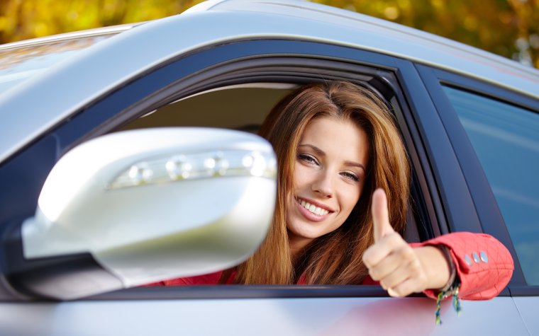 Девушка выглядывает из машины