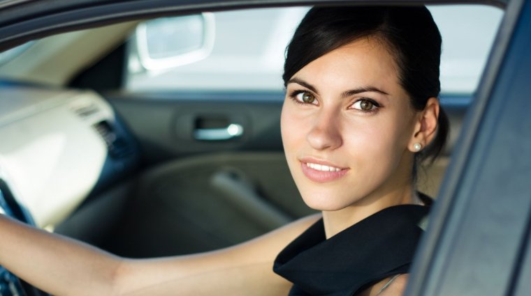 Женщина за рулем