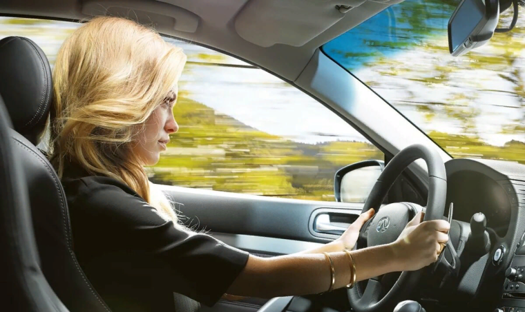 Девушка за рулем