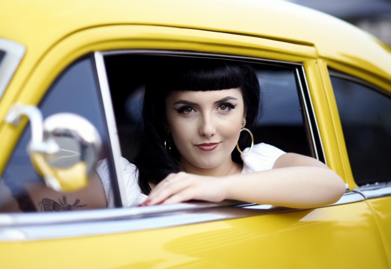 Красивая девушка в такси