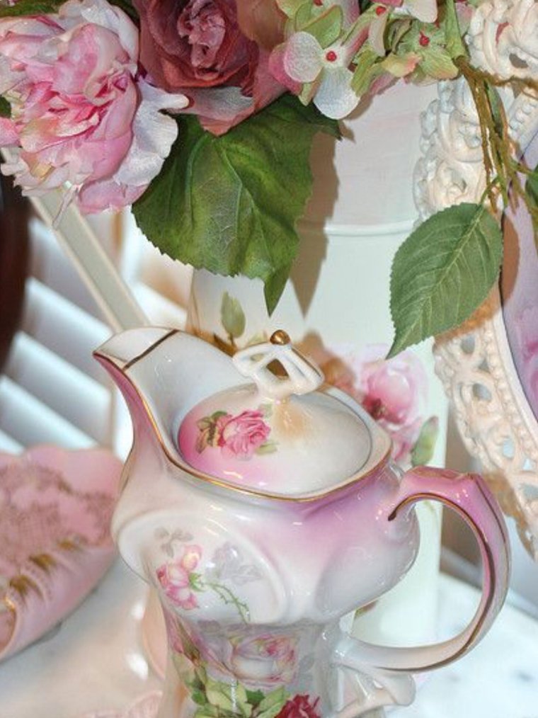 Чайные чашки с розами