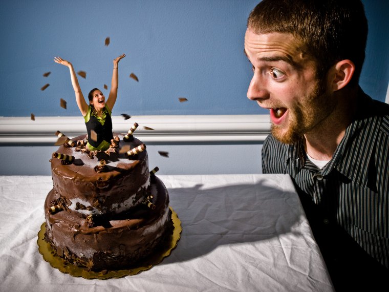 Мужчина с тортом в руках