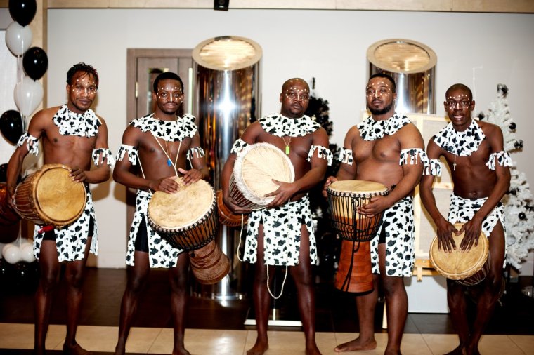 Шоу африканских барабанщиков