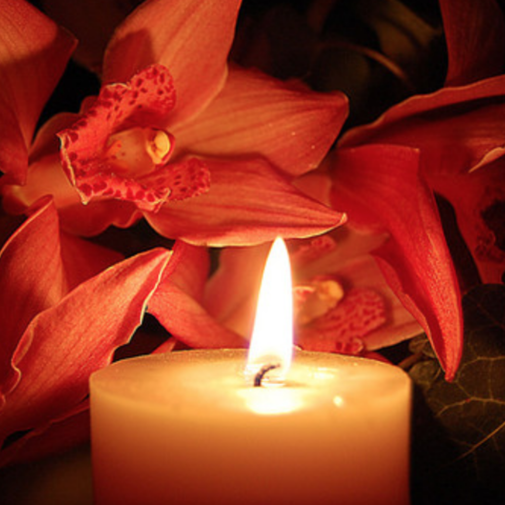 Поминальная свеча памяти. Свечи горящие цветы. Цветы скорби. Красивые поминальные свечи. Поминальная свеча и цветы.