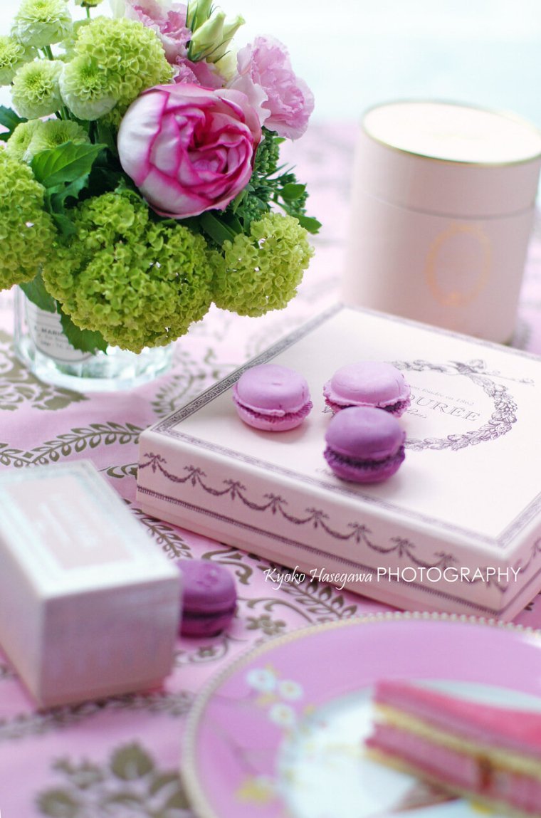 Нежные цветы и пирожные