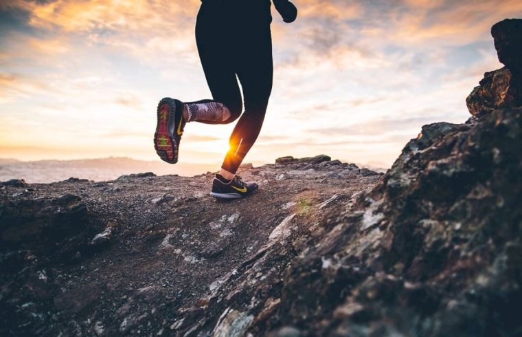 Человек бежит в гору