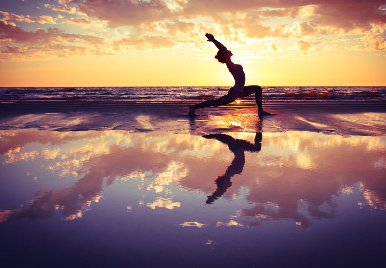 Йога на море на закате