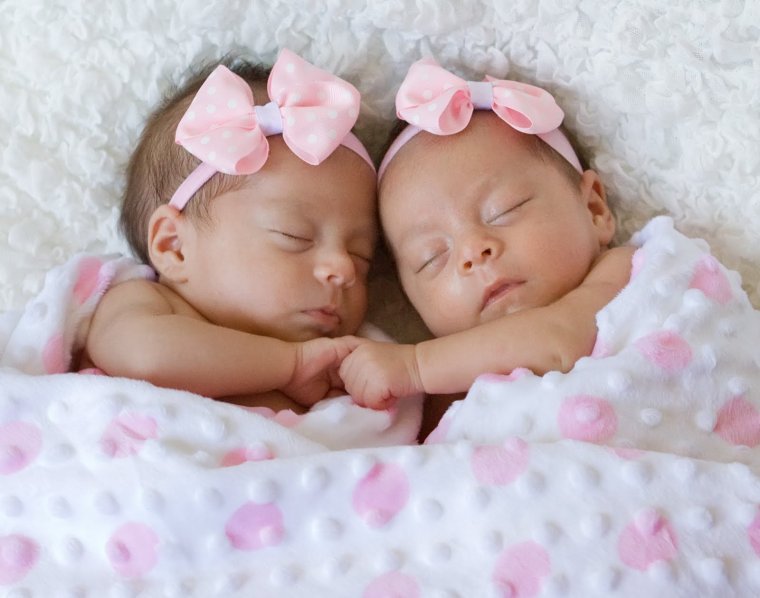 С рождением двойняшек девочек